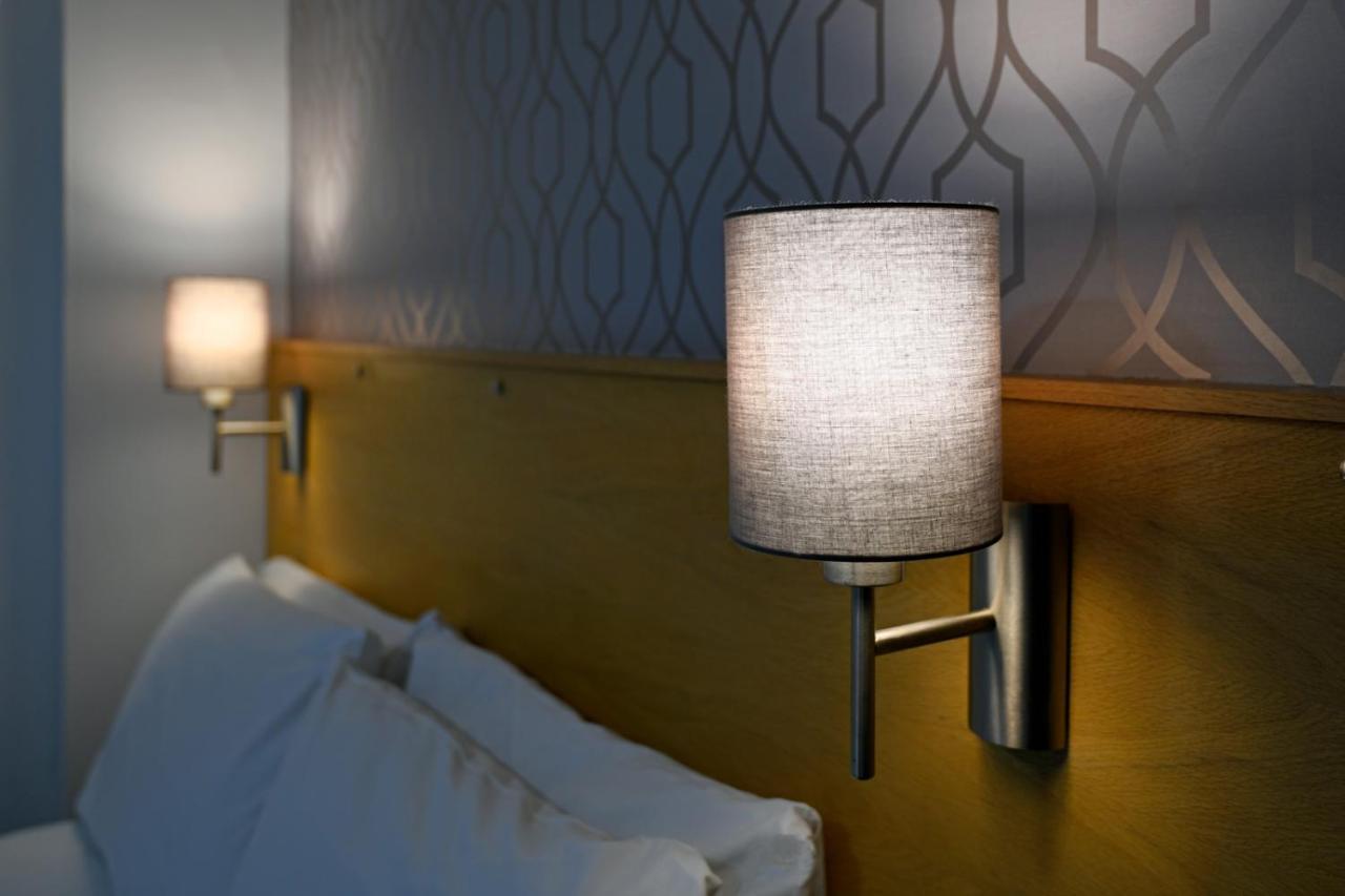 The Corner House Hotel Аннан Экстерьер фото
