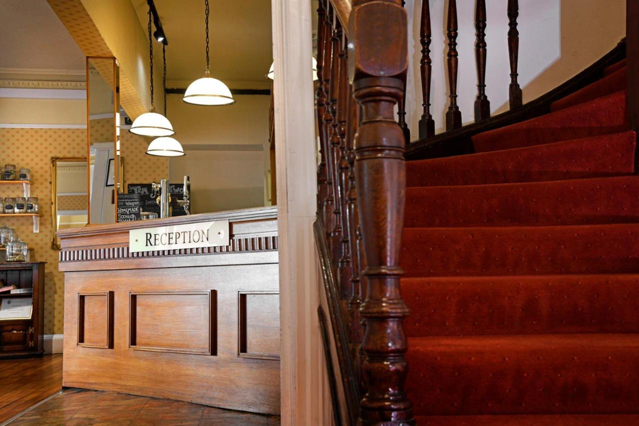 The Corner House Hotel Аннан Экстерьер фото